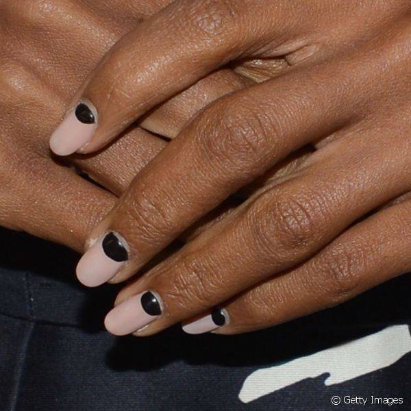 A meia-lua é a nail art preferida de Kerry Washington, que gosta de usar o esmalte nude para compor a decoração